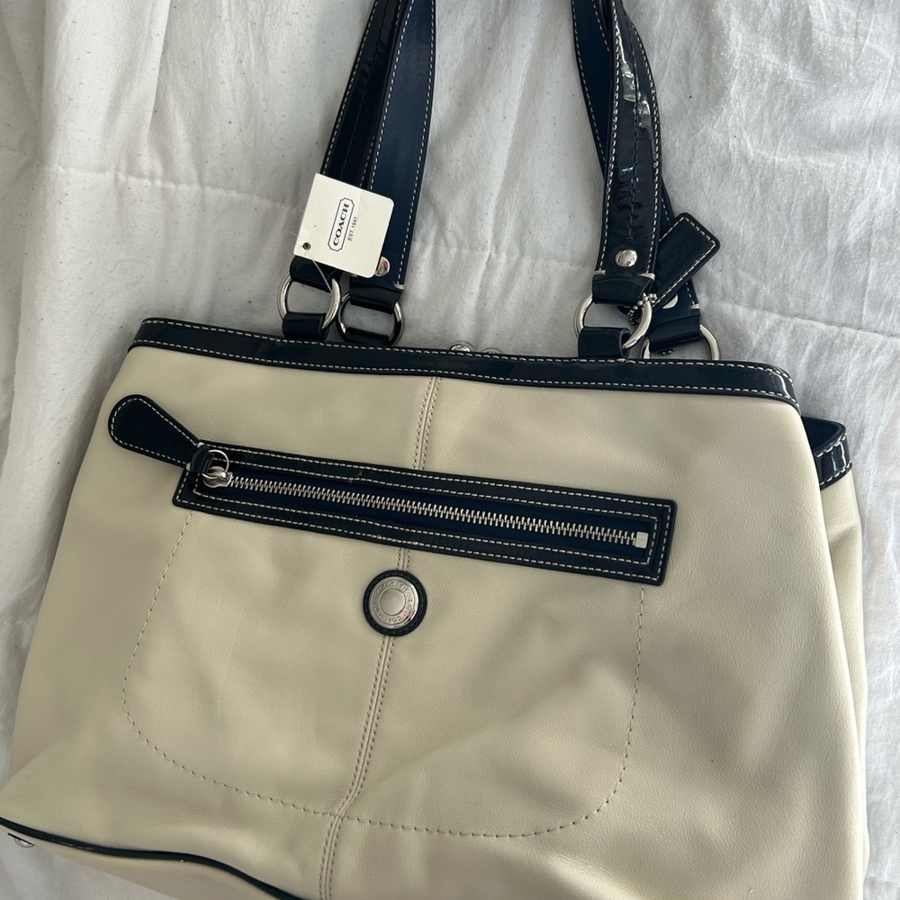 *NEW* vintage Coach Leather Laura Carryall Hand Bag (color cream white and navy)